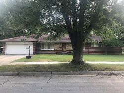 Pre-foreclosure in  OLD HOMESTEAD DR Harper Woods, MI 48225