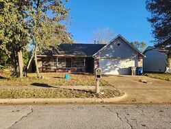 Pre-foreclosure in  E 35TH ST Tulsa, OK 74146