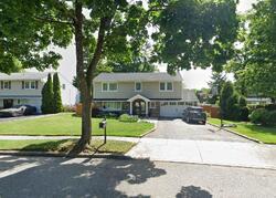 Pre-foreclosure in  SUTTONWOOD DR Commack, NY 11725