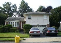 Pre-foreclosure in  FOREST DR Plainview, NY 11803