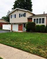  W 18th St, Deer Park NY