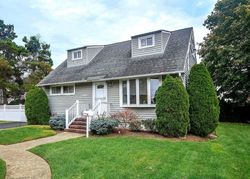 Pre-foreclosure Listing in HART ST FARMINGDALE, NY 11735