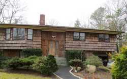 Pre-foreclosure Listing in OAKVILLE AVE EAST QUOGUE, NY 11942