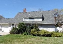 Pre-foreclosure in  WELCOME LN Wantagh, NY 11793