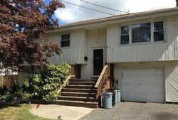Pre-foreclosure in  PARK LN West Islip, NY 11795