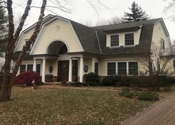 Pre-foreclosure in  POST AVE Williston Park, NY 11596