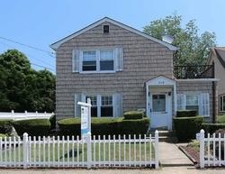 Pre-foreclosure Listing in FELTER AVE HEWLETT, NY 11557