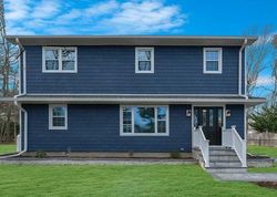 Pre-foreclosure in  SUMMIT DR Smithtown, NY 11787