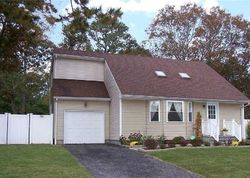  Presford Dr, Shirley NY
