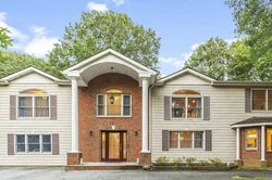 Pre-foreclosure in  SLEEPY LN Melville, NY 11747