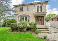 Pre-foreclosure Listing in 7TH AVE WHITESTONE, NY 11357