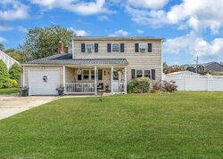 Pre-foreclosure in  KNOLLWOOD CT Holbrook, NY 11741