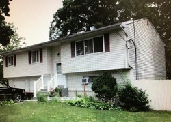 Pre-foreclosure Listing in CALEBS PATH BRENTWOOD, NY 11717