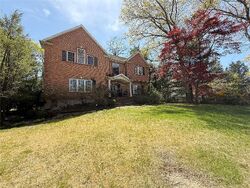 Pre-foreclosure in  HENNESSEY DR Huntington, NY 11743