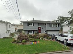 Pre-foreclosure in  SILVER ST West Babylon, NY 11704