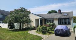 Pre-foreclosure in  ELDERBERRY RD Syosset, NY 11791