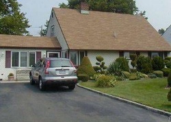  Abbey Ln, Levittown NY