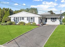 Pre-foreclosure in  DEBBIE LN Patchogue, NY 11772