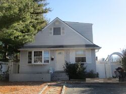 Pre-foreclosure in  TREMONT RD Lindenhurst, NY 11757