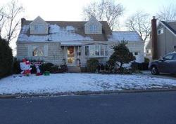 Pre-foreclosure Listing in N ERIE AVE LINDENHURST, NY 11757