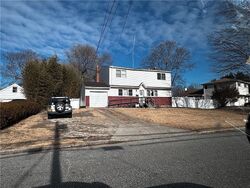 Pre-foreclosure in  RIVERDALE AVE Oakdale, NY 11769