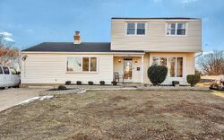 Pre-foreclosure in  LINCOLN DR Clementon, NJ 08021