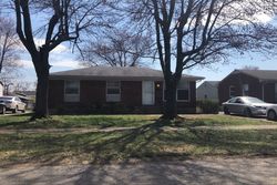 Pre-foreclosure in  GIRARD DR Louisville, KY 40213