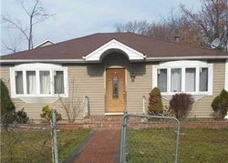 Pre-foreclosure Listing in GARDEN CITY AVE WYANDANCH, NY 11798