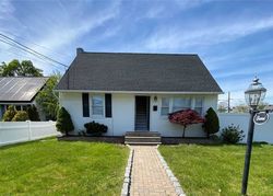 Pre-foreclosure in  GARFIELD ST Bay Shore, NY 11706