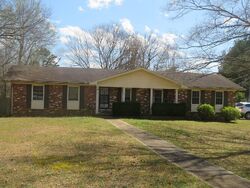 Pre-foreclosure in  OAKVIEW DR Tupelo, MS 38804