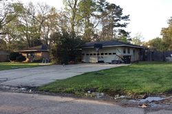 Pre-foreclosure in  W POMONA DR Baton Rouge, LA 70815