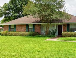 Pre-foreclosure in  ROUND OAK DR Baton Rouge, LA 70817