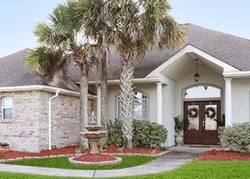 Pre-foreclosure in  OAK POINT DR La Place, LA 70068