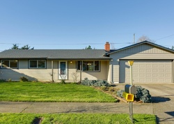 Pre-foreclosure in  SE 153RD AVE Portland, OR 97233