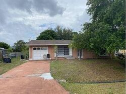 Pre-foreclosure in  SE VERADA AVE Port Saint Lucie, FL 34983