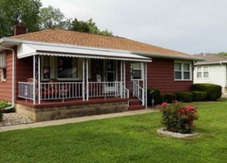 Pre-foreclosure in  W GARDEN ST Peoria, IL 61605