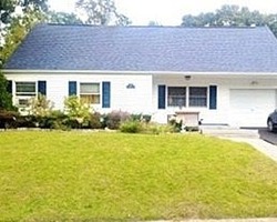 Pre-foreclosure Listing in IROQUOIS AVE SELDEN, NY 11784