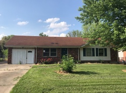 Pre-foreclosure in  KNOBVIEW DR Shelbyville, KY 40065
