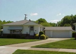 Pre-foreclosure in  DENNIS CIR Cleveland, OH 44121