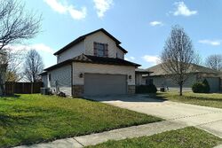 Pre-foreclosure in  TREELINE LN Springfield, IL 62703