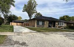 Pre-foreclosure in  W 116TH ST Worth, IL 60482