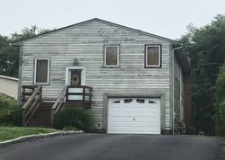 Pre-foreclosure in  VANDERBILT BLVD Oakdale, NY 11769