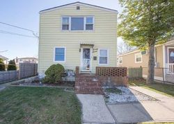 Pre-foreclosure in  PIAVE TER Lindenhurst, NY 11757