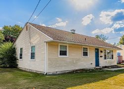 Pre-foreclosure in  HOLLY DR West Berlin, NJ 08091