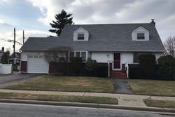 Pre-foreclosure in  ELMWOOD ST Plainview, NY 11803