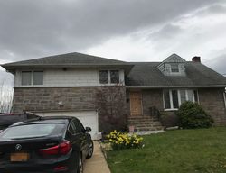 Pre-foreclosure Listing in LINDENMERE DR MERRICK, NY 11566