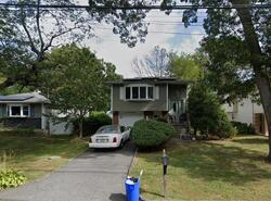 Pre-foreclosure in  LAKEWAY DR West Babylon, NY 11704