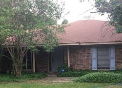 Pre-foreclosure in  WOODSIDE DR Arlington, TX 76013