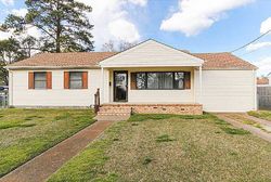 Pre-foreclosure in  DOMINION AVE Norfolk, VA 23518