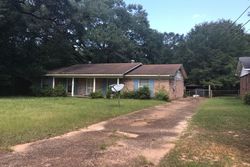 Pre-foreclosure in  FOREST OAKS DR S Mobile, AL 36618